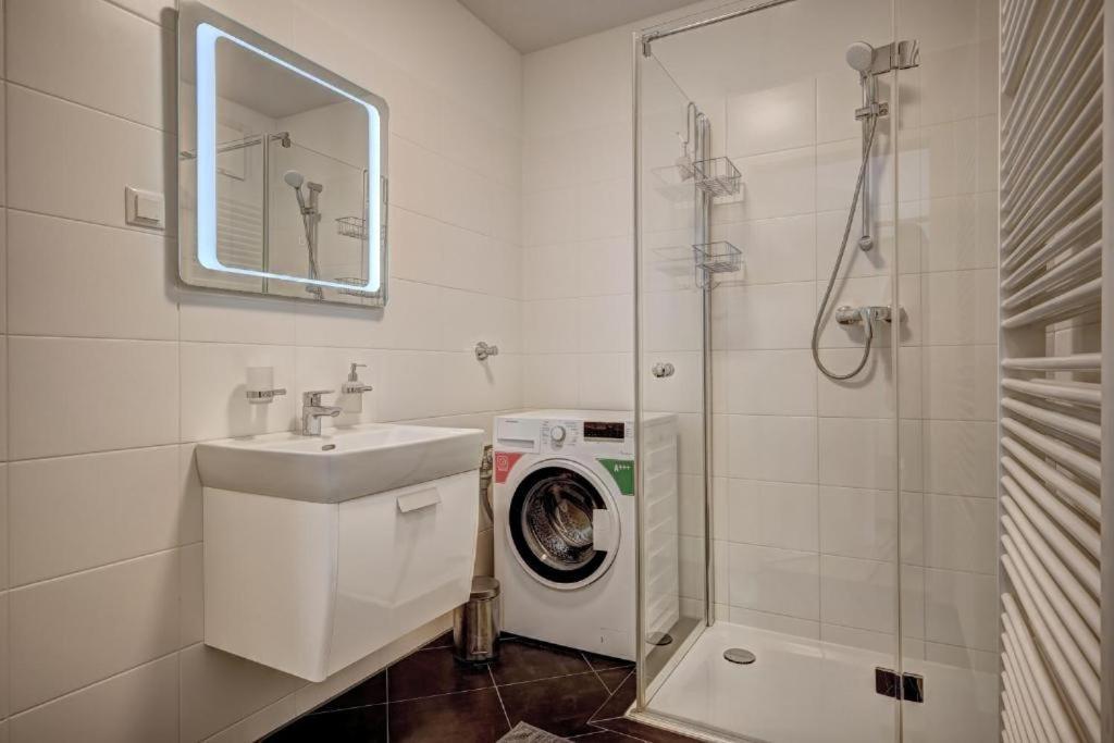 Carin Deluxe II Apartment Виена Екстериор снимка